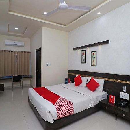 Отель Oyo 29012 Gayatri Palace Durg Экстерьер фото