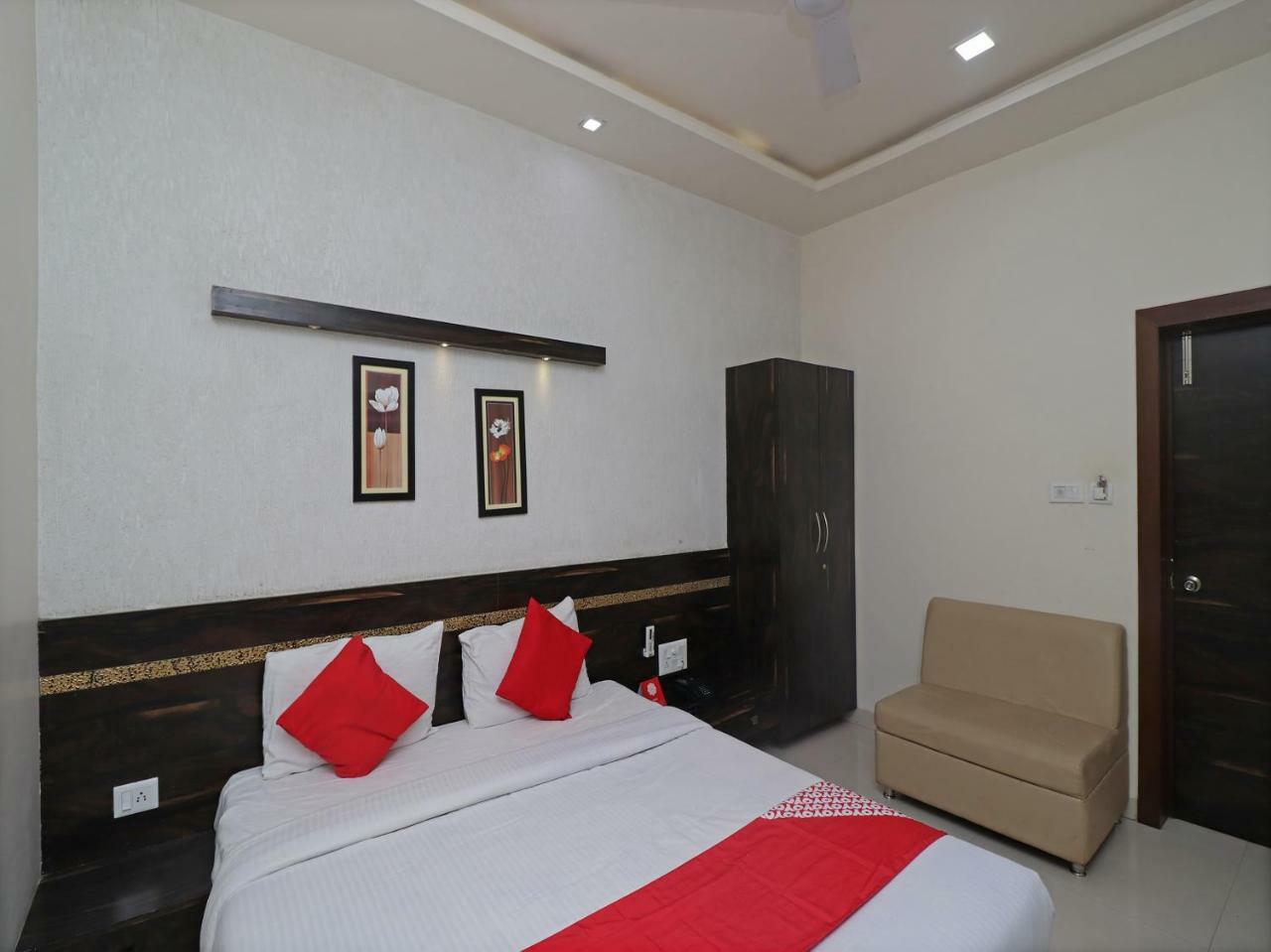 Отель Oyo 29012 Gayatri Palace Durg Экстерьер фото